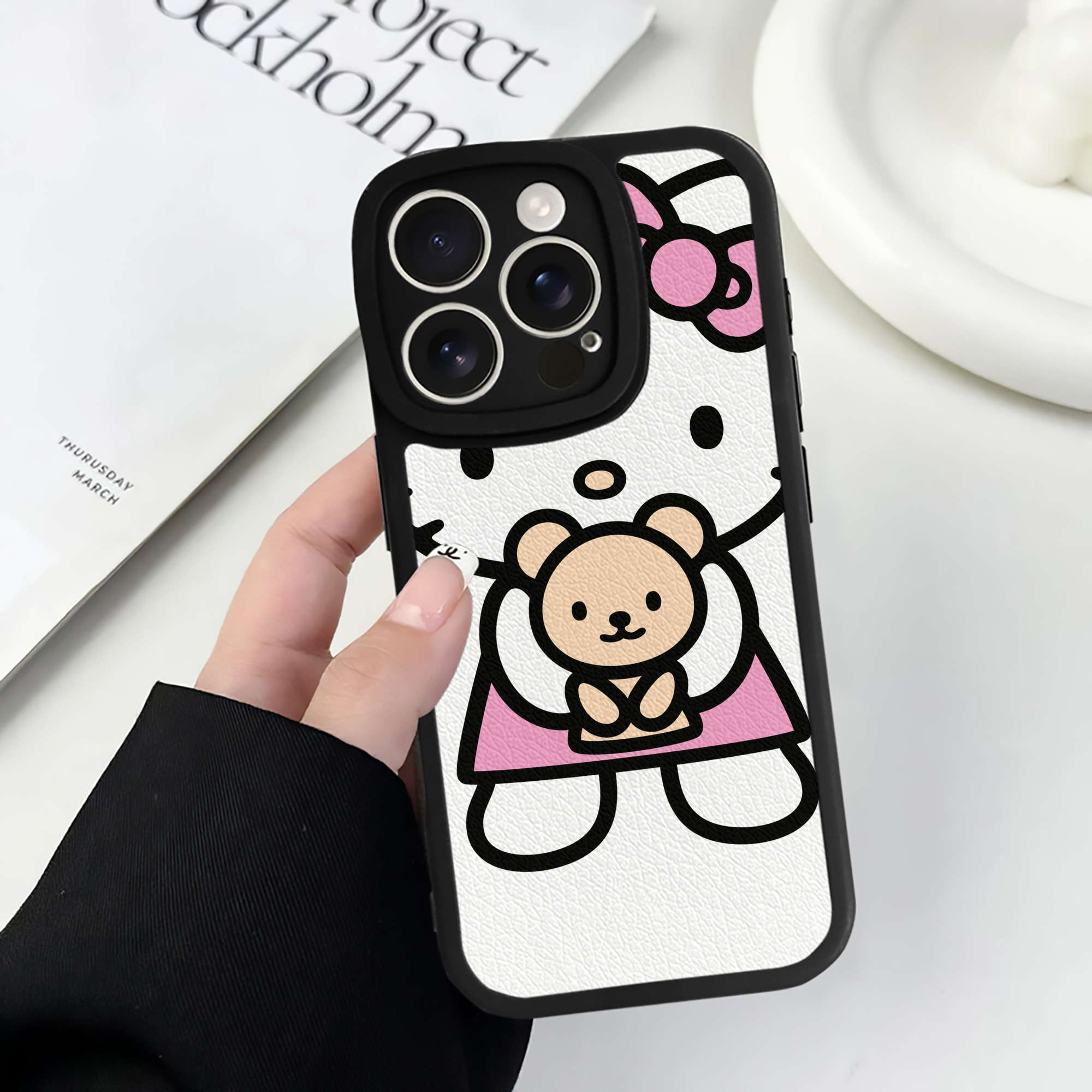 （画像用） Hello Kitty ハローキティ 【iPhone 16シリーズ対応】シリコンスマホケース（レザー調） 材質：シリコン